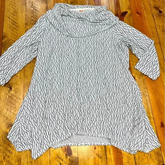 Tianello Cowl neck, shark bite hem, long sleeve tunic with long lines - Picture 2 of 8